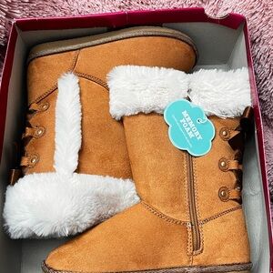 Memory Foam Tan Boots with White Fur Trim